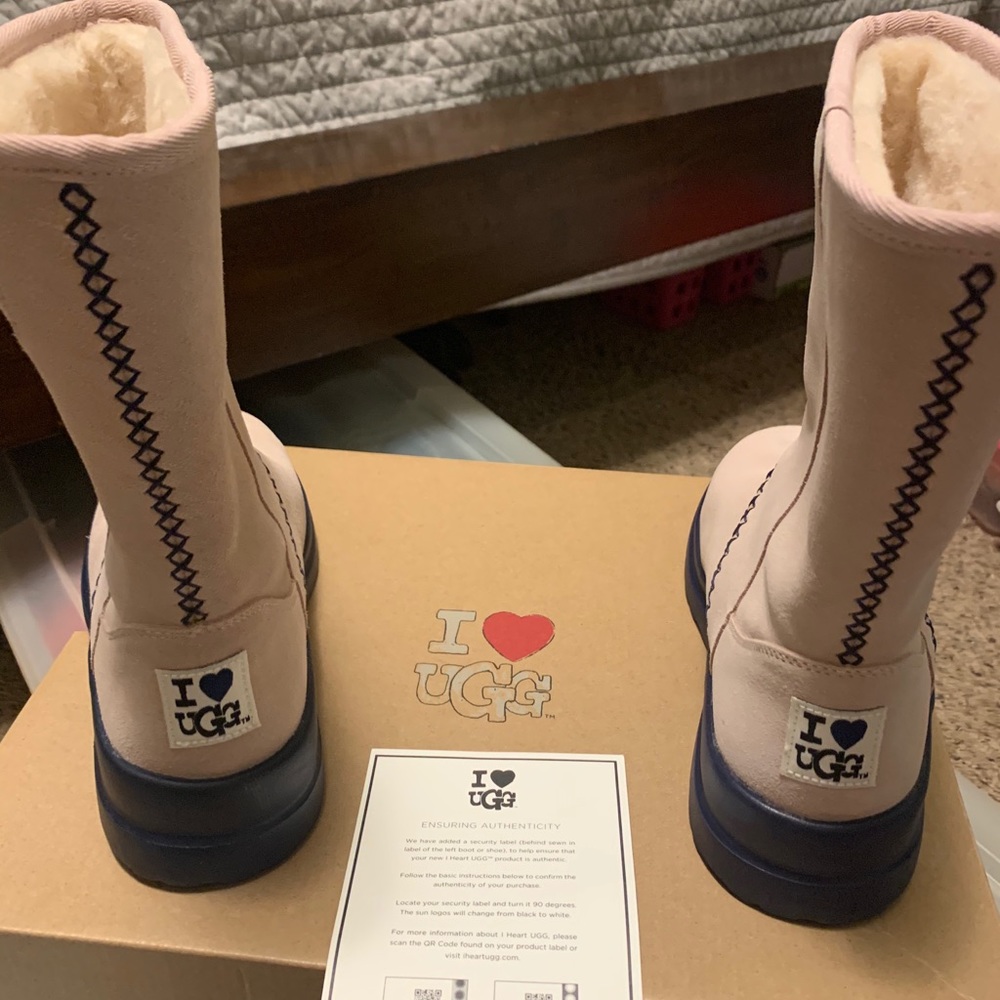 Women’s size 7 (med) skulls pink blush Suede boot